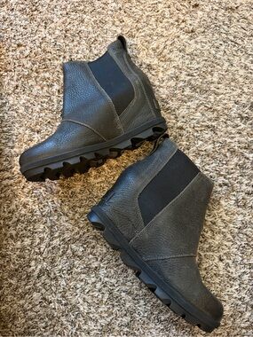 SOREL Black Gray Joan of Arctic Wedge
II Chelsea Ankle Pull On Boot